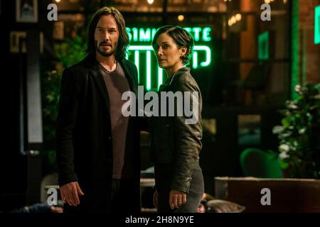 KEANU REEVES et CARRIE-ANNE MOSS dans LA MATRICE DES RESSUSCITÉS (2021), réalisé par LANA WACHOWSKI.Credit: Village Roadshow photos/NPV Entertainment/Silver Pictures/Warner Bros. / Album Banque D'Images