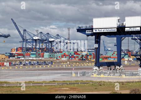 Port de Felixstowe avec grues et conteneurs. Banque D'Images