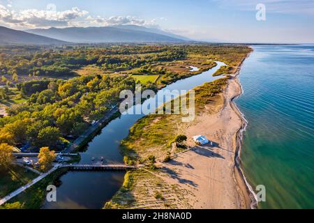 La plage du village de Stomio et le bord sud du delta de la rivière Pineios à la mer Égée.Larissa, Thessalie, Grèce. Banque D'Images