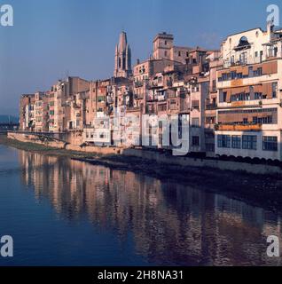 RIO OÑAR A SU PASO POR LA CIUDAD.Emplacement : EXTÉRIEUR.GERONA.ESPAGNE. Banque D'Images