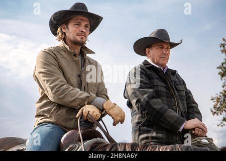 KEVIN COSTNER et LUKE GRIMES à YELLOWSTONE (2018), dirigé par GUY FERLAND, JOHN DAHL, STEPHEN T. KAY et TAYLOR SHERIDAN.Crédit: LINSON ENTERTAINMENT / Album Banque D'Images