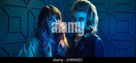 DEBBY RYAN et LUCY FRY in NIGHT TEETH (2021), réalisé par ADAM RANDALL.Crédit : 42 / fonctionnalités uniques / Album Banque D'Images