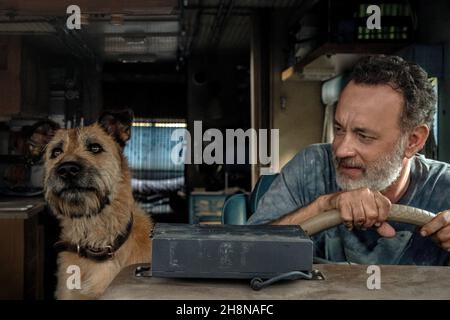 TOM HANKS dans FINCH (2021), dirigé par MIGUEL SAPOCHNIK.Crédit : ImageMovers / Amblin Entertainment / Album Banque D'Images