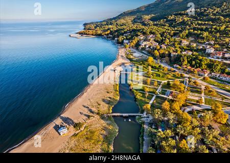 La plage du village de Stomio et le bord sud du delta de la rivière Pineios à la mer Égée.Larissa, Thessalie, Grèce. Banque D'Images