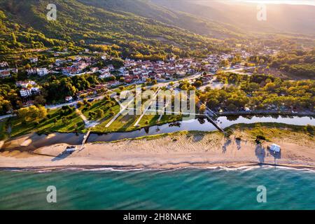 La plage du village de Stomio et le bord sud du delta de la rivière Pineios à la mer Égée.Larissa, Thessalie, Grèce. Banque D'Images