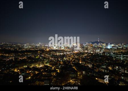 Séoul, Corée du Sud.1er décembre 2021.Photo prise le 1er décembre 2021 montre la vue nocturne de Séoul, Corée du Sud.Crédit : Wang Yiliang/Xinhua/Alay Live News Banque D'Images