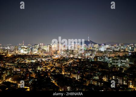 Séoul, Corée du Sud.1er décembre 2021.Photo prise le 1er décembre 2021 montre la vue nocturne de Séoul, Corée du Sud.Crédit : Wang Yiliang/Xinhua/Alay Live News Banque D'Images