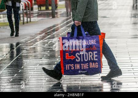 Southport, Lancashire.Météo Royaume-Uni 01 décembre 2021.Économies Galore Range magasins de Noël, shopping lors d'une journée humide et venteuse dans le centre-ville.La pluie de ce matin se défera vers le sud, mais des vents du nord frais à modérés persisteront à ajouter un facteur de refroidissement considérable.Crédit MediaWorldImages/AlamyLiveNews Banque D'Images