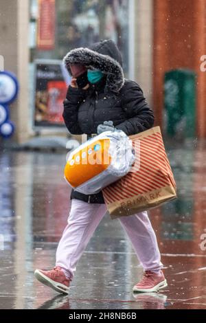 Southport, Lancashire.Météo Royaume-Uni 01 décembre 2021.Magasins de Noël, magasins de Primark lors d'une journée humide et venteuse dans le centre-ville.La pluie de ce matin se défera vers le sud, mais des vents du nord frais à modérés persisteront à ajouter un facteur de refroidissement considérable.Crédit MediaWorldImages/AlamyLiveNews Banque D'Images