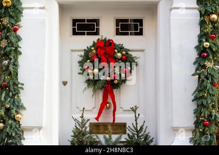 Londres, Royaume-Uni.1er décembre 2021.Décorations de Noël dans New Bond Street, qui abrite des boutiques de luxe.Les détaillants espèrent que l'impact de la variante Omicron n'aura pas d'effet négatif sur la fréquentation à l'approche de la période de ventes de Noël très chargée.Credit: Stephen Chung / Alamy Live News Banque D'Images