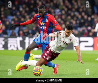 Aston Villa Ollie Watkins et Crystal Palace Cheikhou Kouyate lors du match Premier League entre Crystal Palace et Aston Villa à Selhurst Park, Londres, Angleterre, le 27 novembre 2021.Photo par Andrew Aleksiejczuk / Prime Media Images. Banque D'Images