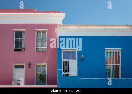 Façades colorées de maisons anciennes en rose et bleu, quartier de Bo Kaap Malay, le Cap, Afrique du Sud Banque D'Images