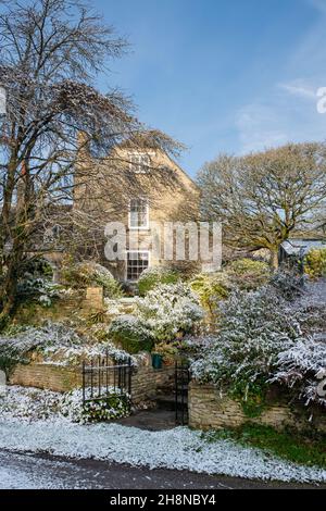 Village de Wootton dans la neige du début de l'hiver.Wootton, Oxfordshire, Angleterre Banque D'Images