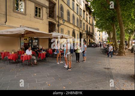Lucca, Toscane, Italie.Août 2020.L'un des bars donne sur la Piazza Napoleone.Personnes. Banque D'Images