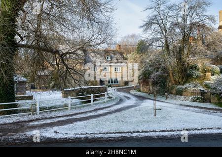 Village de Wootton dans la neige du début de l'hiver.Wootton, Oxfordshire, Angleterre Banque D'Images