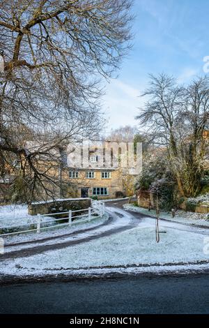 Village de Wootton dans la neige du début de l'hiver.Wootton, Oxfordshire, Angleterre Banque D'Images