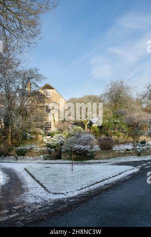 Village de Wootton dans la neige du début de l'hiver.Wootton, Oxfordshire, Angleterre Banque D'Images