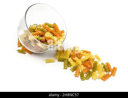 Pâtes rotini de trois couleurs dans l'assiette Banque D'Images