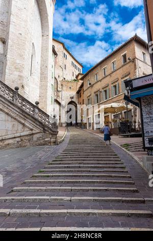 PÉROUSE, ITALIE, 6 AOÛT 2021 : rue dans le centre historique médiéval Banque D'Images