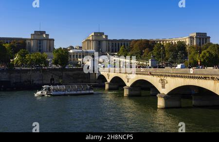 Un bateau de croisière sur la Seine à Paris Banque D'Images