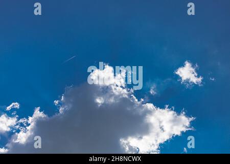 Magnifiques nuages bleus pour l'arrière-plan. Panorama du ciel. Écologie nature concept, ciel bleu avec de beaux nuages blancs naturels Banque D'Images