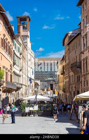 PÉROUSE, ITALIE, 6 AOÛT 2021 : rue dans le centre historique médiéval Banque D'Images