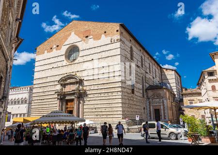 PÉROUSE, ITALIE, 6 AOÛT 2021 : église médiévale dans le centre historique Banque D'Images
