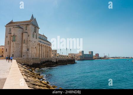 TRANI, ITALIE, 10 AOÛT 2021 : Cathédrale de Trani sur la mer Adriatique Banque D'Images