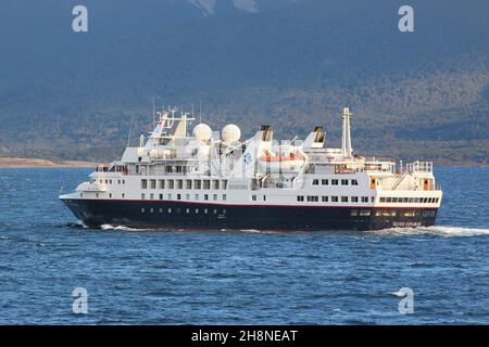 Le bateau de croisière d'expédition Silver Explorer en Patagonie quitte Ushuaia - Silversea Cruises, maintenant Exploris One in 2023 (Exploris Expeditions & Cruises) Banque D'Images