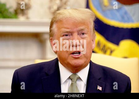 Photo du dossier datée du 12/03/20 du président américain Donald Trump dans le bureau ovale de la Maison Blanche à Washington DC.L'ancien président a accusé la duchesse de Sussex d'être « respectueuse » envers la reine et la famille royale.Date de publication : le mercredi 1er décembre 2021. Banque D'Images