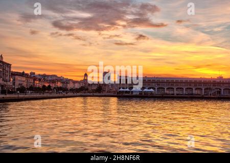 Vue sur la jetée de Trieste au coucher du soleil, en Italie Banque D'Images