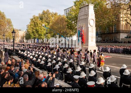 Le Cenotaph National Service of Remembrance le dimanche du souvenir.Les soldats défilent devant après la mise en place de couronnes par des dignitaires. Banque D'Images