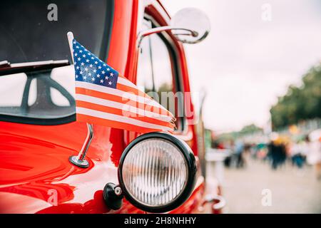 Camionnette Red avec petit drapeau américain. Vue latérale de la terrasse du Red Pickup Truck drapeau américain. Vacances du 4 juillet. Drapeau américain Banque D'Images