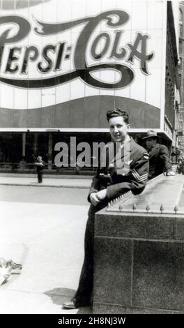 5-8 mai 1944.Un pliot-officier de RAF à Times Square North, New York, debout devant un énorme panneau publicitaire Pepsi-Cola.Il était en congé d'une semaine après avoir obtenu son diplôme de navigateur aérien et d'aviateur d'air le 4 mai, à St Johns, au Québec, au Canada. Banque D'Images