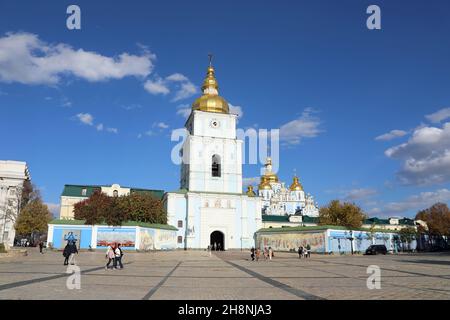 Touristes à la place Mykhailivska à Kiev Banque D'Images