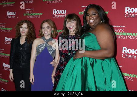 Los Angeles, États-Unis.30 novembre 2021.LOS ANGELES - NOVEMBRE 30: Mary Steenburgen, Bernadette Peters, Jane Levy, Alex Newell au Zoey's extraordinaire Christmas screening au Alamo Drafthouse Cinema Downtown Los Angeles le 30 novembre 2021 à Los Angeles, CA (photo par Katrina Jordan/Sipa USA) Credit: SIPA USA/Alay Live News Banque D'Images