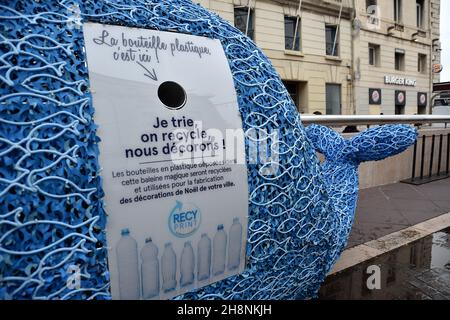 Marseille, France.27 novembre 2021.Une installation artistique d'un conteneur de collecte en forme de baleine est vue sur la Canebière à Marseille.Le contenant en forme de baleine sera utilisé pour la collecte de bouteilles en plastique qui seront ensuite recyclées pour la production de décorations de Noël.Crédit : SOPA Images Limited/Alamy Live News Banque D'Images