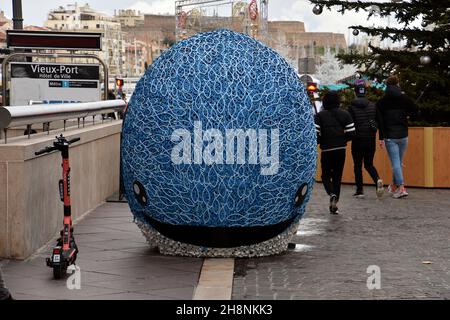 Marseille, France.27 novembre 2021.Une installation artistique d'un conteneur de collecte en forme de baleine est vue sur la Canebière à Marseille.Le contenant en forme de baleine sera utilisé pour la collecte de bouteilles en plastique qui seront ensuite recyclées pour la production de décorations de Noël.Crédit : SOPA Images Limited/Alamy Live News Banque D'Images