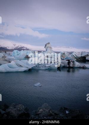 Jokulsarlon, le lagon des glaciers en Islande, en Europe.Miracle glacé islandais.Temps froid et ensoleillé.Photographie de paysage Banque D'Images