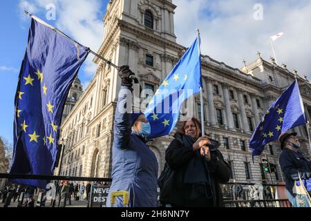 Westminster, Londres, Royaume-Uni.1er décembre 2021.Les manifestants de SODEM (mouvement européen du Stand of Defiance), dont Steven Bray, « r Stop Brexit », manifestent aujourd'hui contre le gouvernement de Boris Johnson et contre les questions continues autour du Brexit en dehors du Parlement.Credit: Imagetraceur/Alamy Live News Banque D'Images