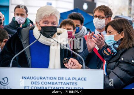 Inauguration par la Maire de Paris, Anne Hidalgo, de la première place en France en lâhonneur des combatantes et combatants du sida.Le Conseil de Paris a voté en novembre 2021 à l'unanimité cette désignalisation dâune place centrale du Marais (Saint Paul), le quartier gay historique de la capitale pour rendre hommage aux virés du sida. Assister à l'inauguration de la première place en France en l'honneur des combattants du SIDA(Inauguration de la place des Combattantes et Combattants du SIDA).Le Conseil de Paris a voté à l'unanimité en novembre 2021 la désignation d'une place centrale dans le Marais (Saint Paul), t Banque D'Images