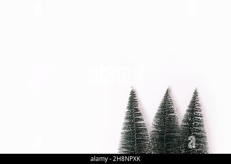 petits arbres de noël décorés sur fond blanc avec espace de copie Banque D'Images