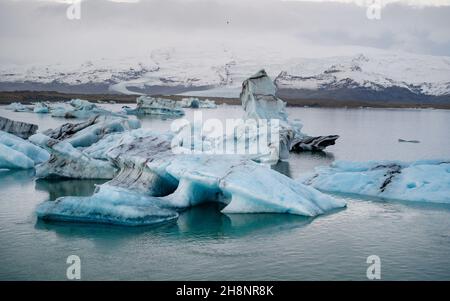 Jokulsarlon, le lagon des glaciers en Islande, en Europe.Miracle glacé islandais.Temps froid et ensoleillé.Photographie de paysage Banque D'Images