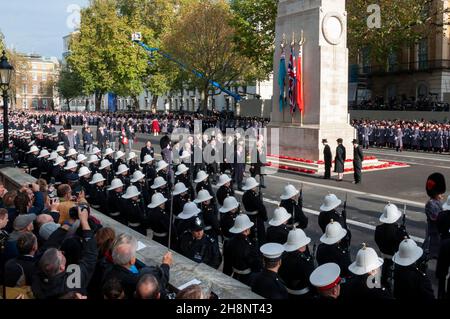 Le Cenotaph National Service of Remembrance le dimanche du souvenir.Les vétérans se dirigent vers le passé de mars après le placement de couronnes par des dignitaires. Banque D'Images