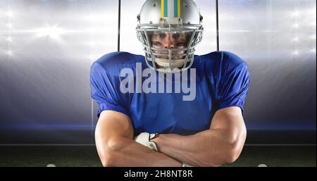 Portrait d'un jeune athlète musclé et confiant portant des vêtements de football américain au stade Banque D'Images