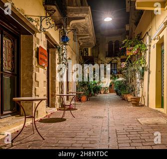 Allée pittoresque dans la vieille ville de Chania, illuminée d'un feu de rue, Chania, Crète, Grèce, octobre 15,2021 Banque D'Images