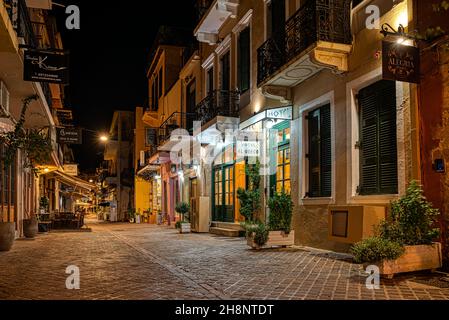 Paysage nocturne d'une rue commerçante illuminée dans la vieille ville de Chania, Ctrète, Grèce, 15 octobre 2021 Banque D'Images