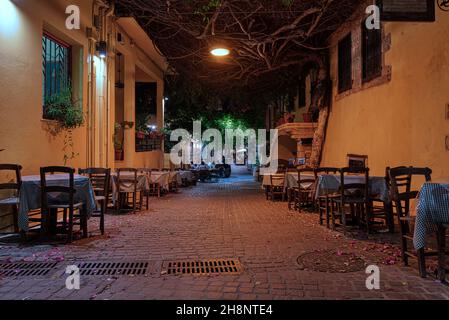 Les tables le long des murs illuminaient la nuit dans la vieille ville de Chania, Crète, Grèce, 15 octobre 2021 Banque D'Images