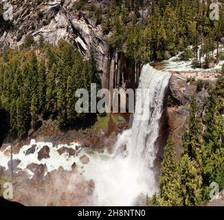 Parc national de Yosemite, Californie, États-Unis-14 juin 2017 : les touristes affluent vers les chutes inférieures de Yosemite dans le parc national de Yosemite pendant un après-midi de printemps. Banque D'Images