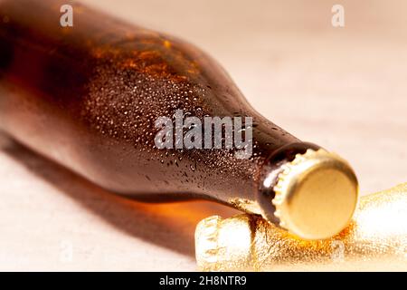 Une bouteille de bière avec sa capsule orange Banque D'Images